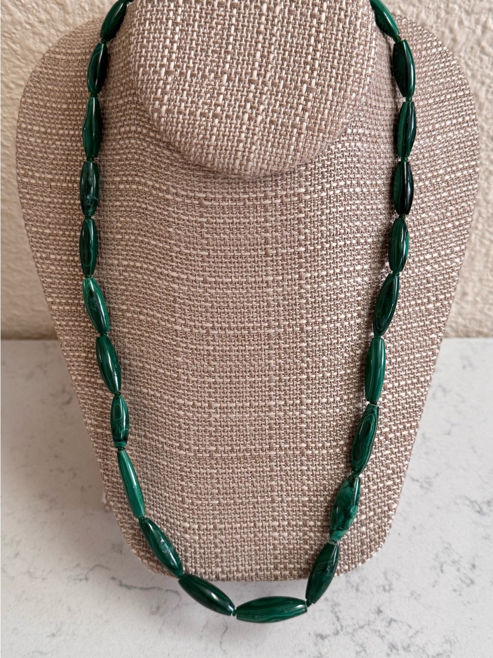 Vintage graduated oval Malachite beaded necklace 22 inches Screw together clasp.